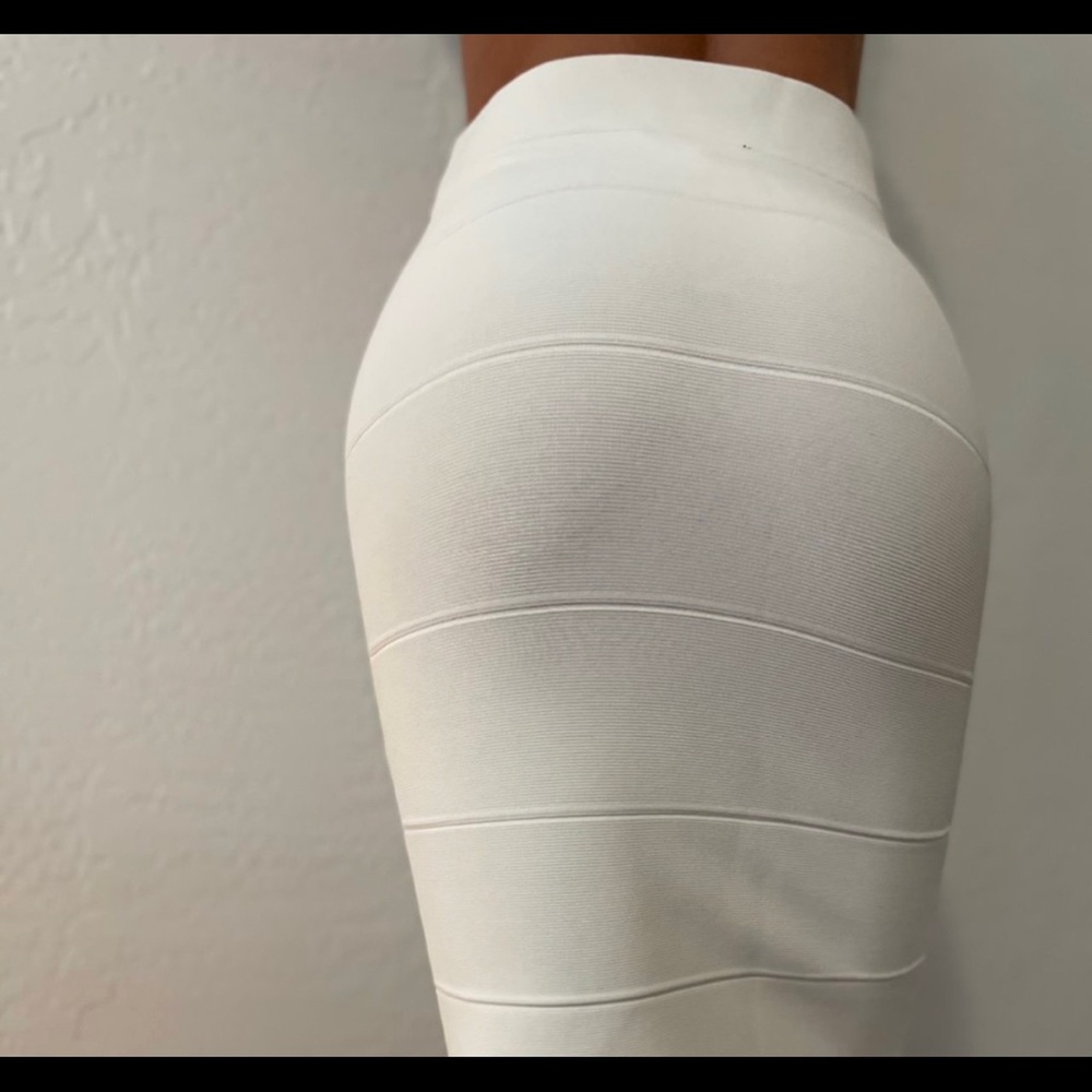 BCBGMAXAZRIA white skirt size medium